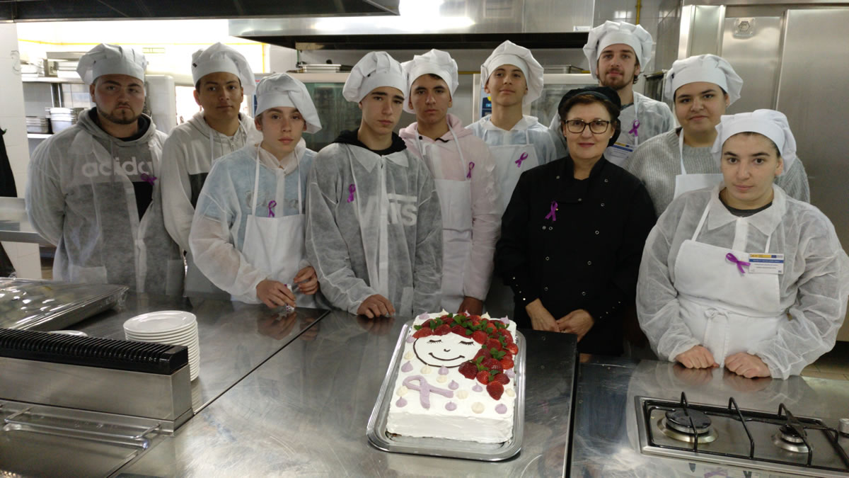 Los alumnos del curso de Operaciones Básicas de Cocina del Empleo Joven Lorca trabajan por la Igualdad 