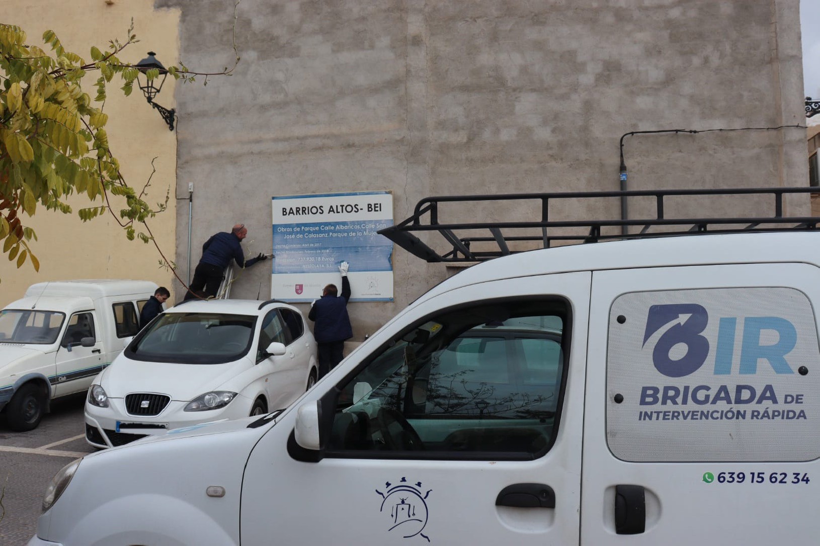 El Ayuntamiento de Lorca pone en marcha un novedoso proyecto de retirada de carteles y señales obsoletas y pintadas 