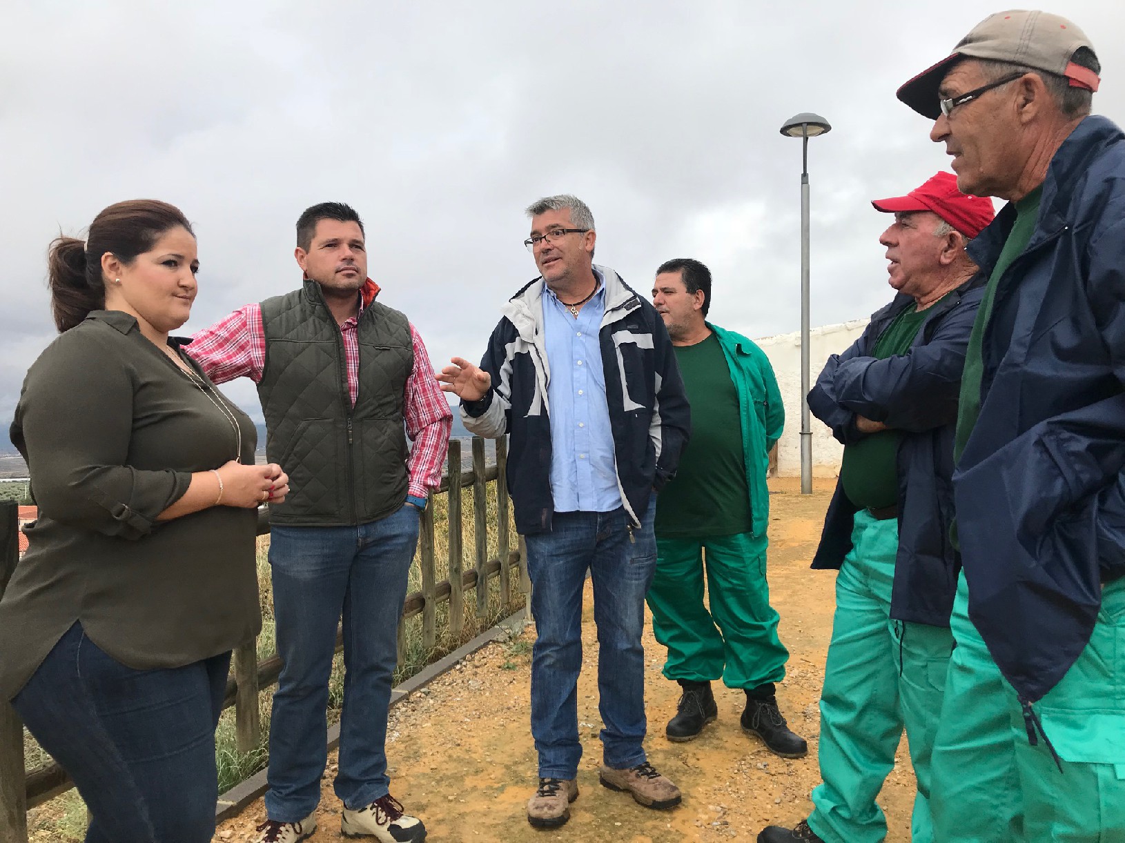 9 trabajadores mejoran las zonas verdes del mirador del depósito de La Paca gracias al Programa de Fomento del Empleo Agrario puesto en marcha por el Ayuntamiento 