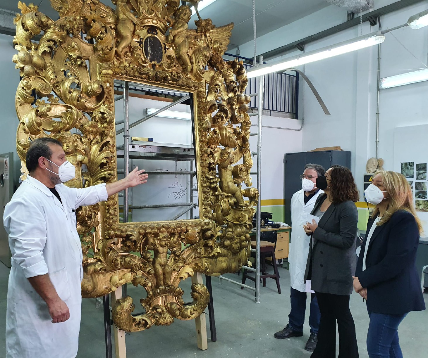 El Ayuntamiento de Lorca inicia la restauración del gran espejo barroco perteneciente al mobiliario original del Palacio de Guevara
