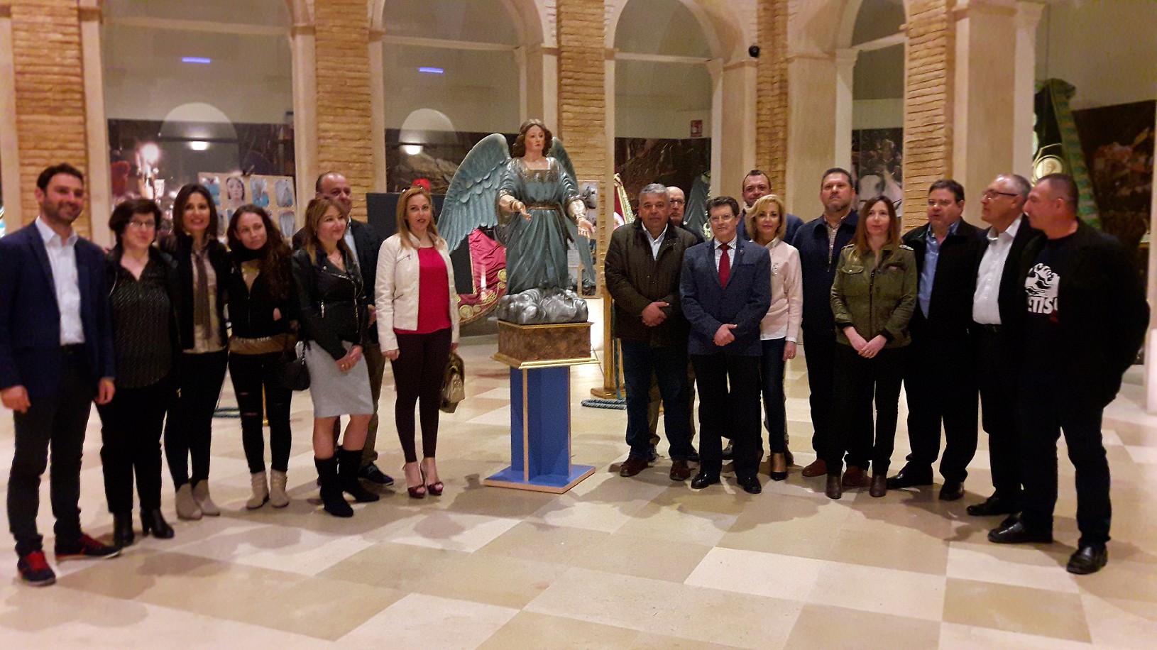 El Alcalde entrega al Paso Azul un ángel de los años 20 restaurado por los alumnos del taller de Talla de Elementos Decorativos en Madera desarrollado por el Ayuntamiento